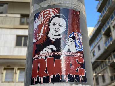 Di fronte all�Ateneo troviamo un adesivo in salsa splatter. Da uno sfondo rosso sangue emerge la minacciosa figura di Michael Myers, il killer soprannaturale della saga horror �Halloween�. L�assassino rappresenta metaforicamente lo Schalke 04, squadra di serie A tedesca, che con il suo coltello minaccia di portarsi a casa lo scalpo delle rivali Eintracht Francoforte ed Essen